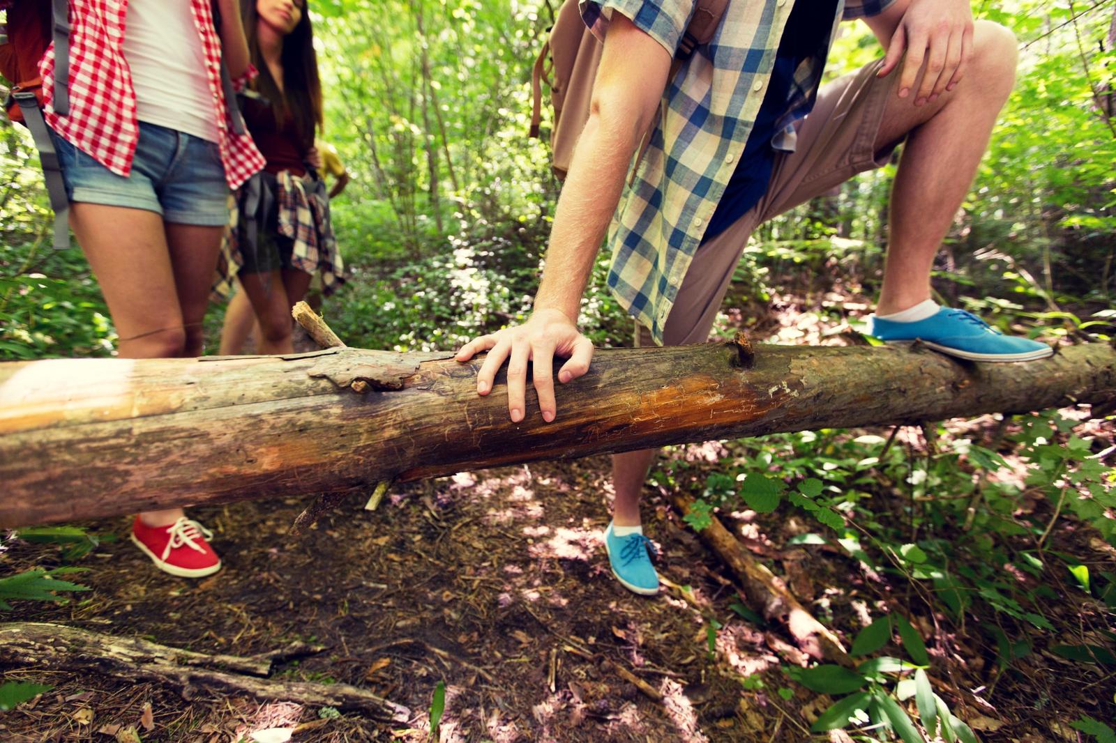 Gros plan de chaussures en marche